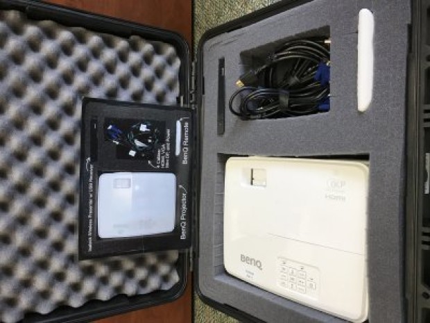 Photo of the projector and its accessories in the carying case